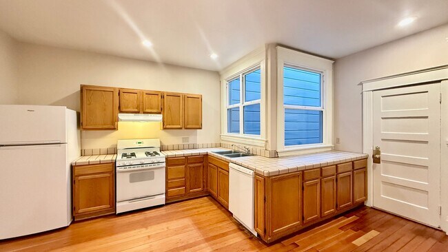 Building Photo - Charming Updated Top Floor 2BR/1BA Marina Apartment w/ Golden Gate Bridge Views! AMSI