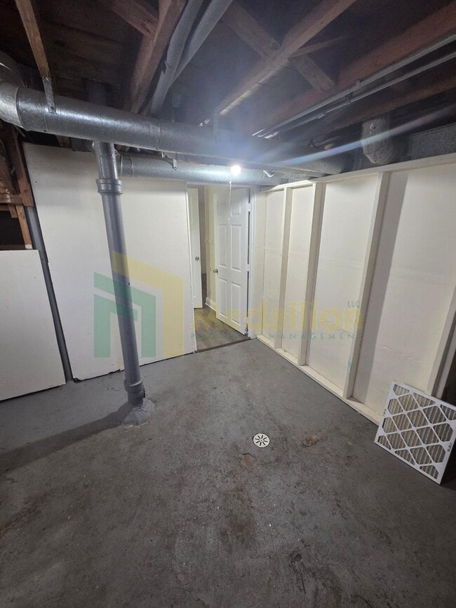 Building Photo - Charming 4BR Home with Spacious Layout, Mo...