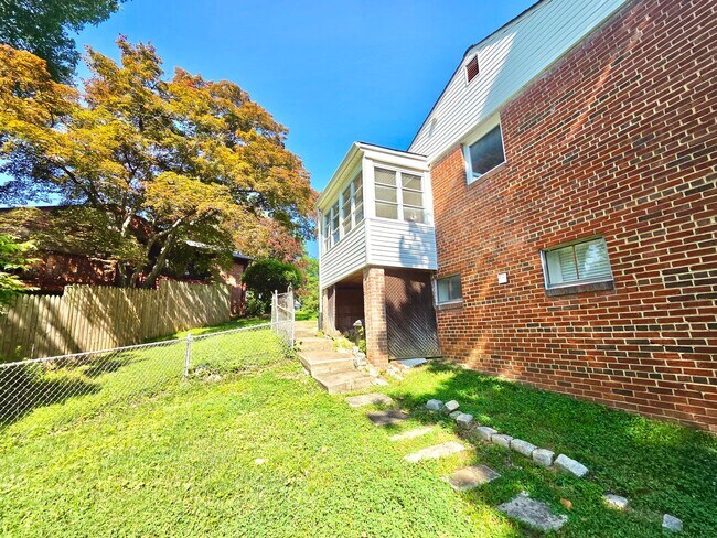 Building Photo - Lovely 4 BR/2 BA Single-Family Home in Sil...