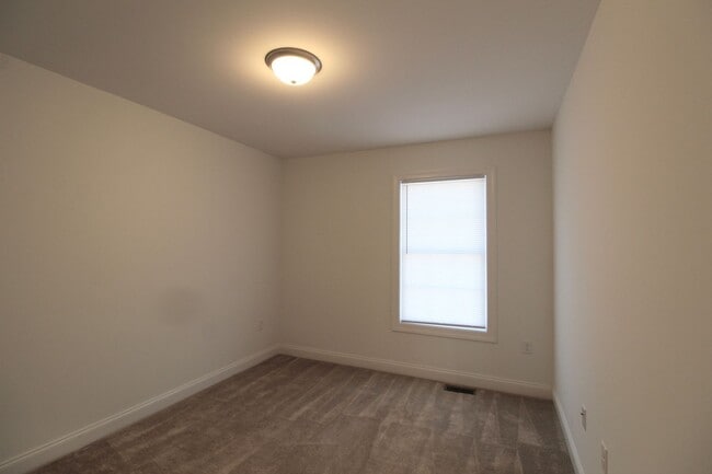 Building Photo - 3 Bedroom 2.5 Townhome Available Now!