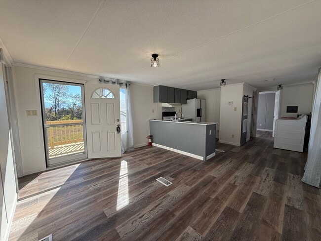 Building Photo - Newly remodeled 2 bedroom 1 bathroom mobil...
