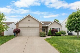 Building Photo - 3BR + Den + Biggest Fenced Yard in Neighbo...