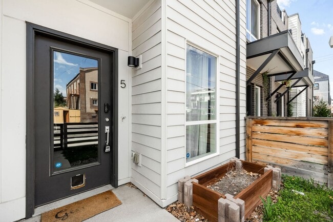 Building Photo - Modern 2-Bedroom Rowhome with Rooftop Moun...