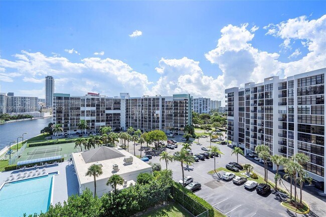 Building Photo - 600 Parkview Dr