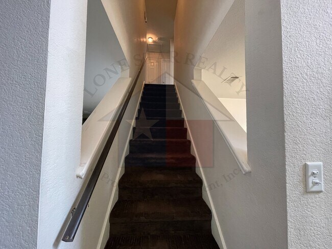 Building Photo - 5400 Jitterbug Ct