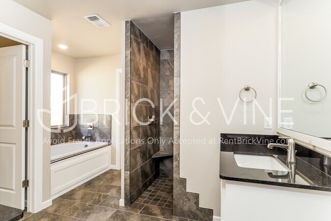 Building Photo - NEW CONSTRUCTION Home in Edmond Area!