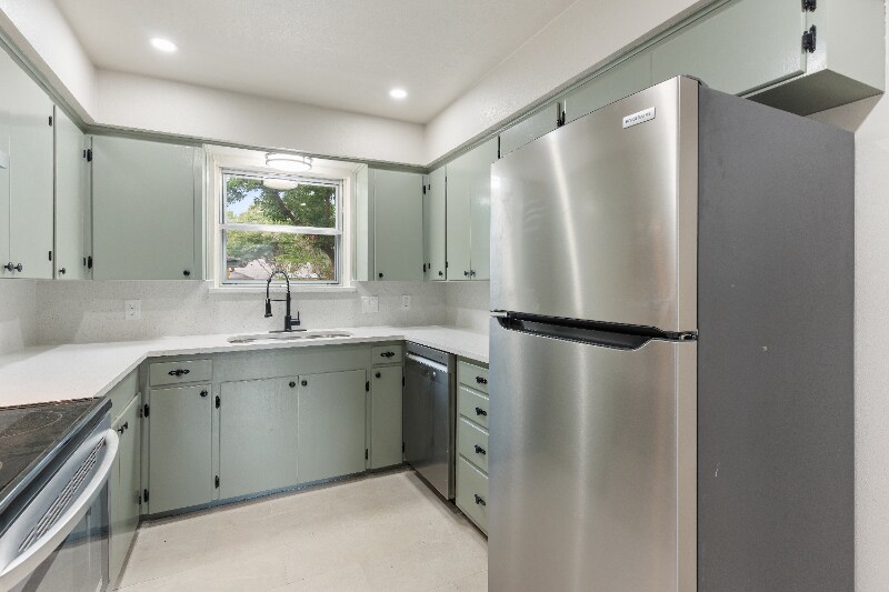 Building Photo - 1202 Spruce Dr
