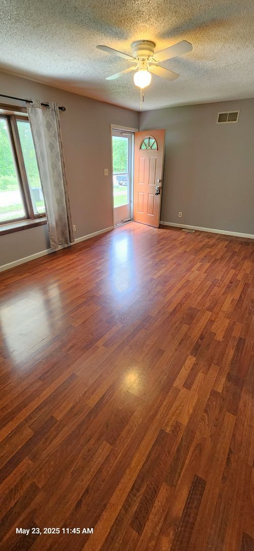 Building Photo - You'll love this 2BR + bsmt bonus rooms ra...