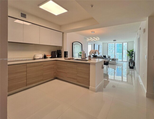 Building Photo - 300 Sunny Isles Blvd