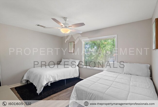 Building Photo - Cute & convenient