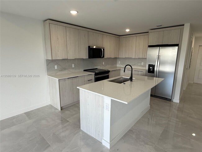 Building Photo - 1416 W Davis Pkwy