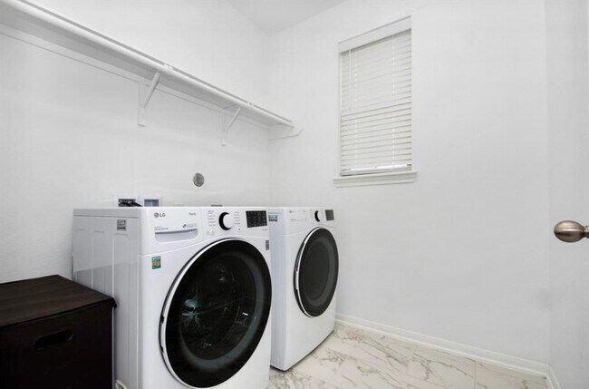 Building Photo - 10406 Mount Winchell Dr