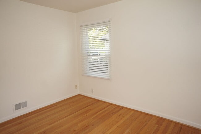Building Photo - SE Portland 3-bedroom remodeled Bungalow  - APPLICATION PENDING