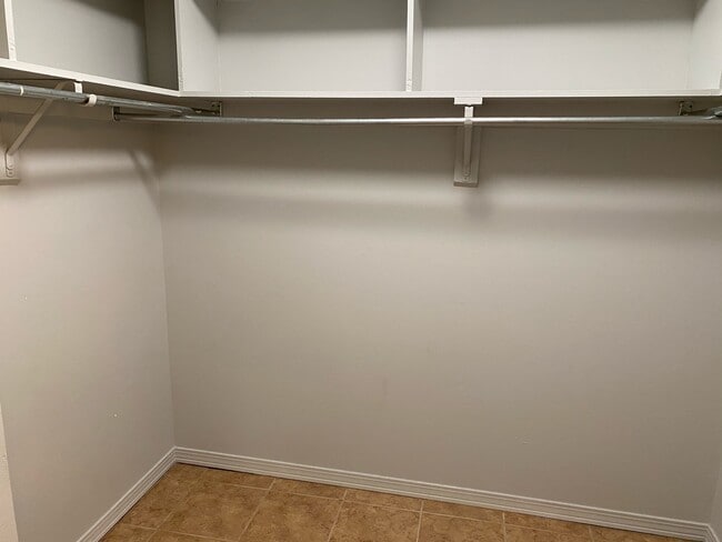 Building Photo - 200 Autumn Dr