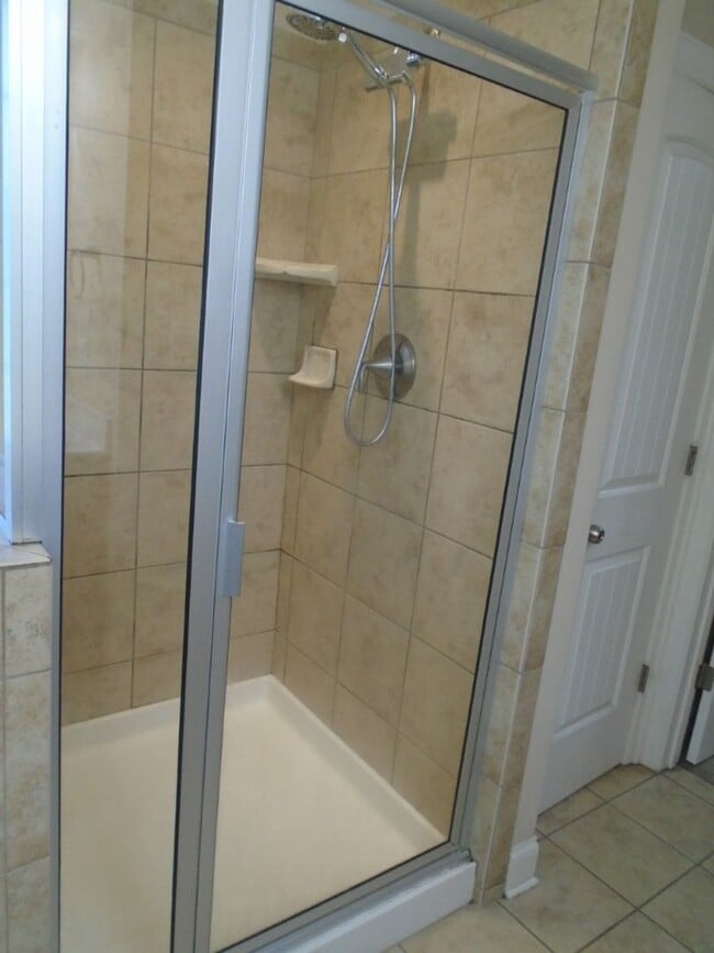 Building Photo - Stunning 5-Bedroom, 3.5-Bath Home with Bon...