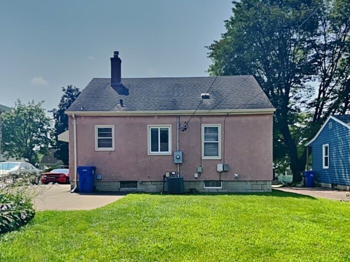 Building Photo - 1993 Reaney Ave E