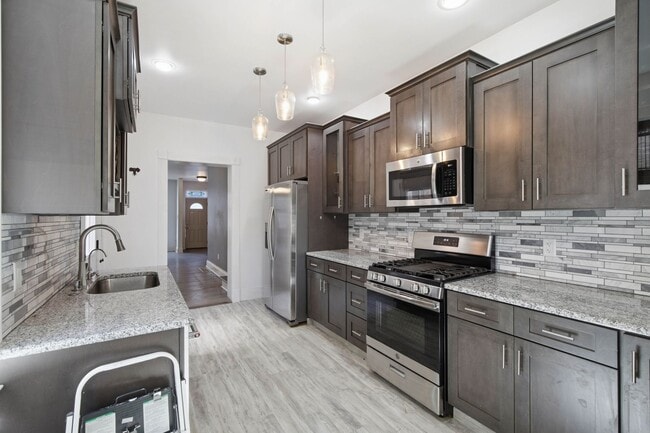 Building Photo - Beautiful 3BR 1.5 Townhouse in North East Lancaster City!