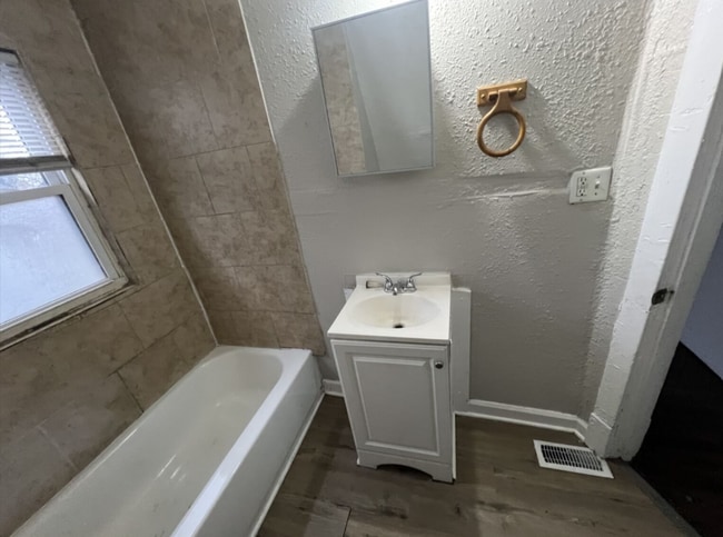 Building Photo - 824 Tyler St