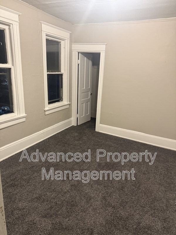 Building Photo - 934 W Chambers St