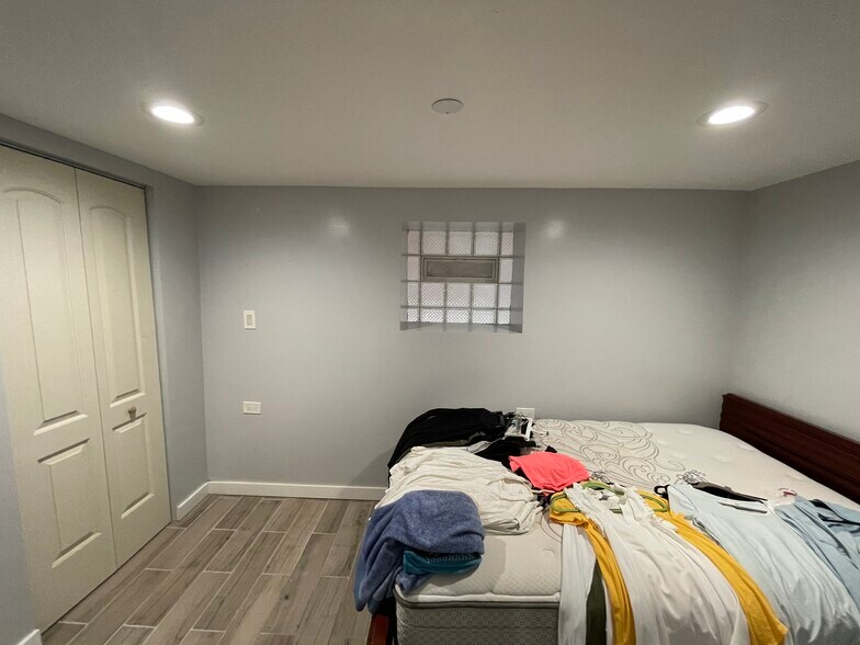 Bed room - 2254 S Albany Ave