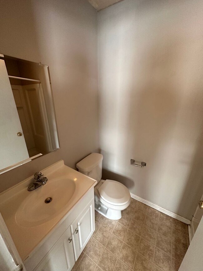 Building Photo - Gorgeous and Spacious 3 BR 1.5 BA Townhome...