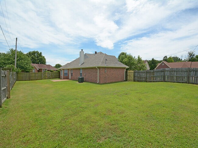 Building Photo - 3 BEDROOM, 2 BATH NEAR STATELINE RD AND ROSS RD