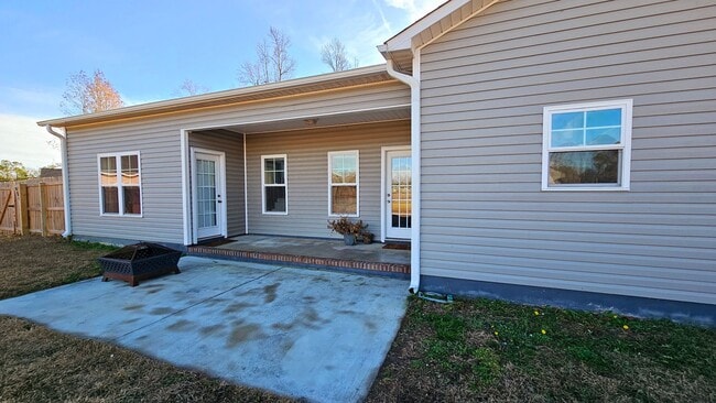 Building Photo - 3 BR 2 BA Garland Shores Subdivision