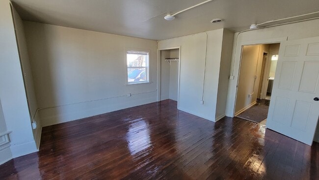 Building Photo - 3 bed 1.5 bath duplex Close to UWEC!