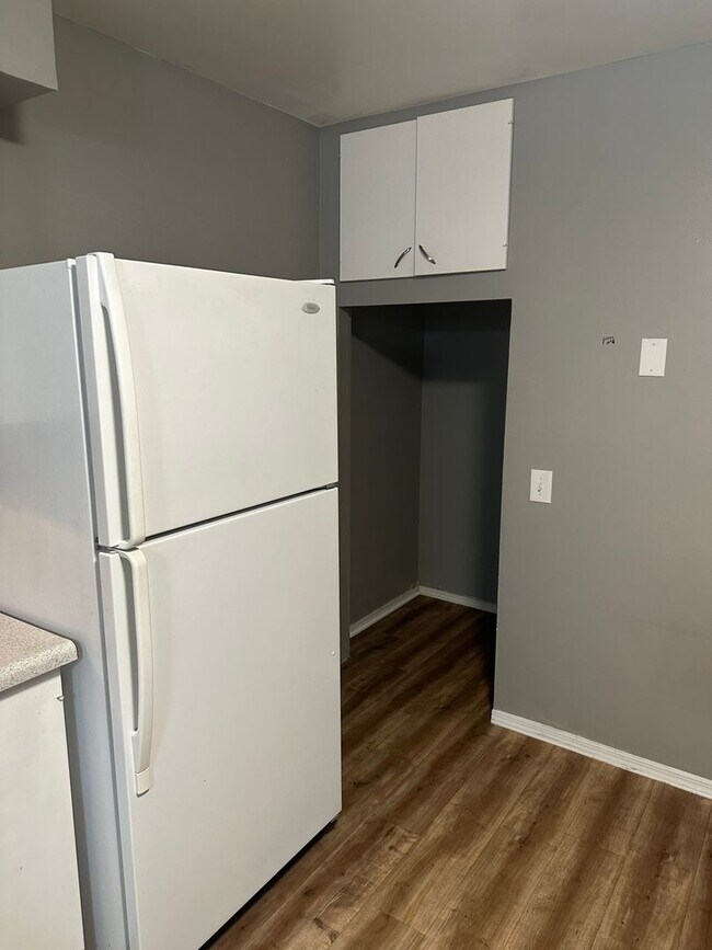 Building Photo - 3 Bed/1 Bath - Heat included!