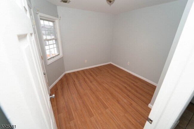 Building Photo - 331 Straight St