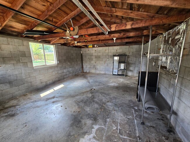 Building Photo - Newly remodeled 3 bed/1 bath home with a 1...