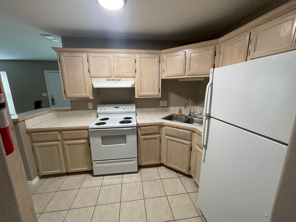 Kitchen - 717 Sonesta Dr