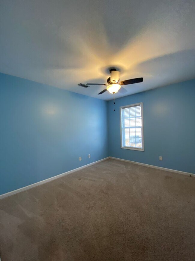 Building Photo - 3 bedroom, 2 bathroom Home in Hampstead