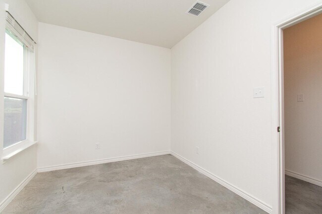 Building Photo - 624 Pacific Crest Trl