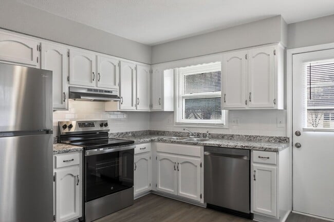 Building Photo - Gorgeous 3/2 townhome in Blue Springs!