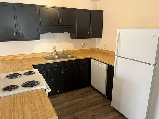 Building Photo - 411 Cattleman Dr NE