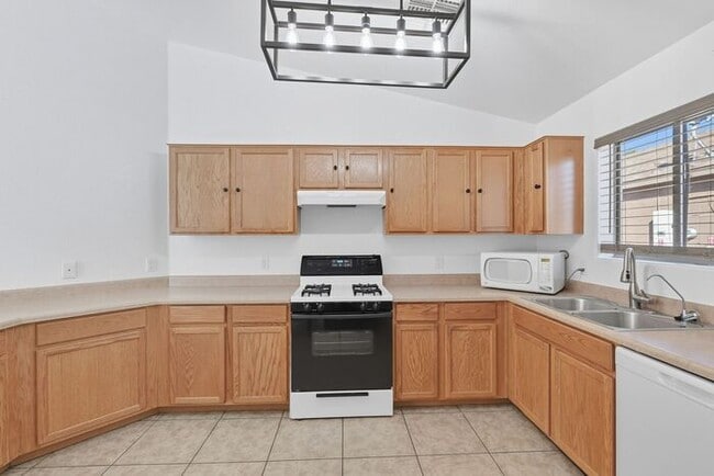 Building Photo - Bright & Inviting Tucson Home Near Davis-M...