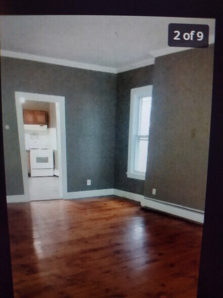 Roomy living room, high ceilings, lots of windows for light and breeze - 21 Liberty St