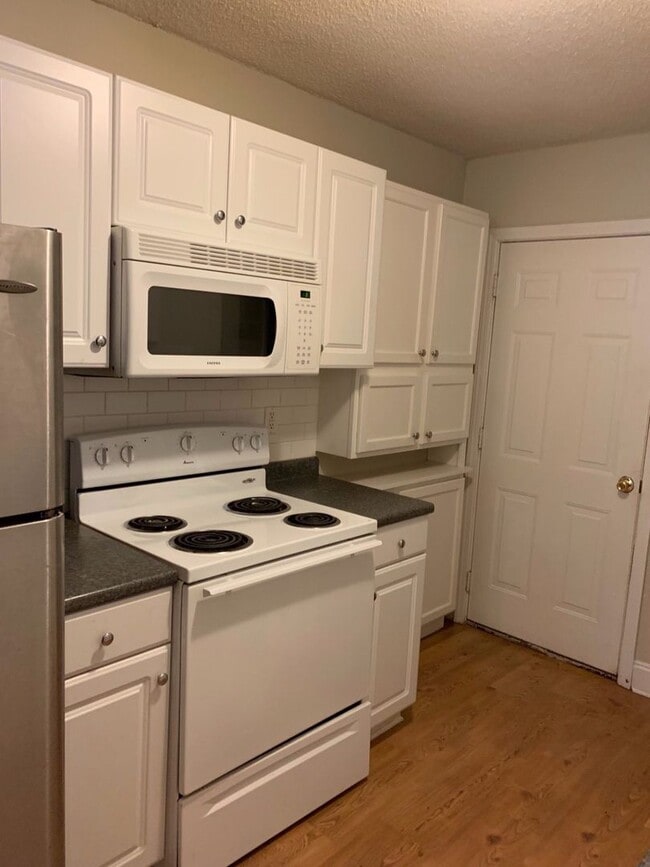 Building Photo - Duplex In The Heart Of Summerville!