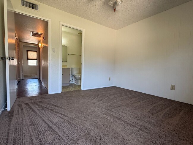 Building Photo - Tempe, Guadalupe and Rural, 2 bed 2 bath single story end unit