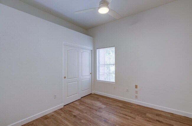 Building Photo - 5508 W Bluff Ave