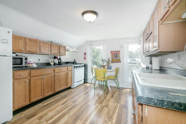 Primary Photo - 1305 E Dayton St