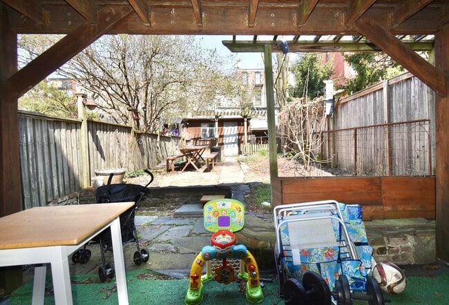 Building Photo - 214 8th St