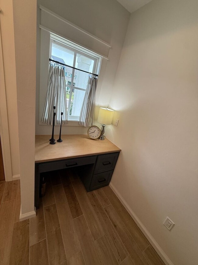 Building Photo - Flexible terms and easy move in!! 3 bed, 2 bath, 2 car garage in the gated Bungalow Heights commu...