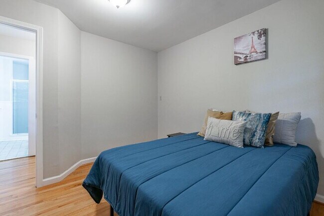Building Photo - THE KNOLLVIEW | Spacious updated home just a 5-minute walk to bus 186, offering convenient and co...