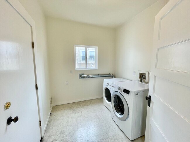 Building Photo - HUGE Top Floor Edwardian 4BR/1.5BA  Flat w...