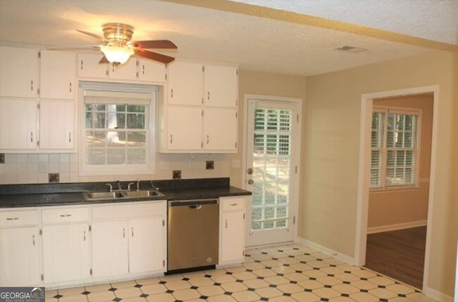 Building Photo - 102 Sauterne Way