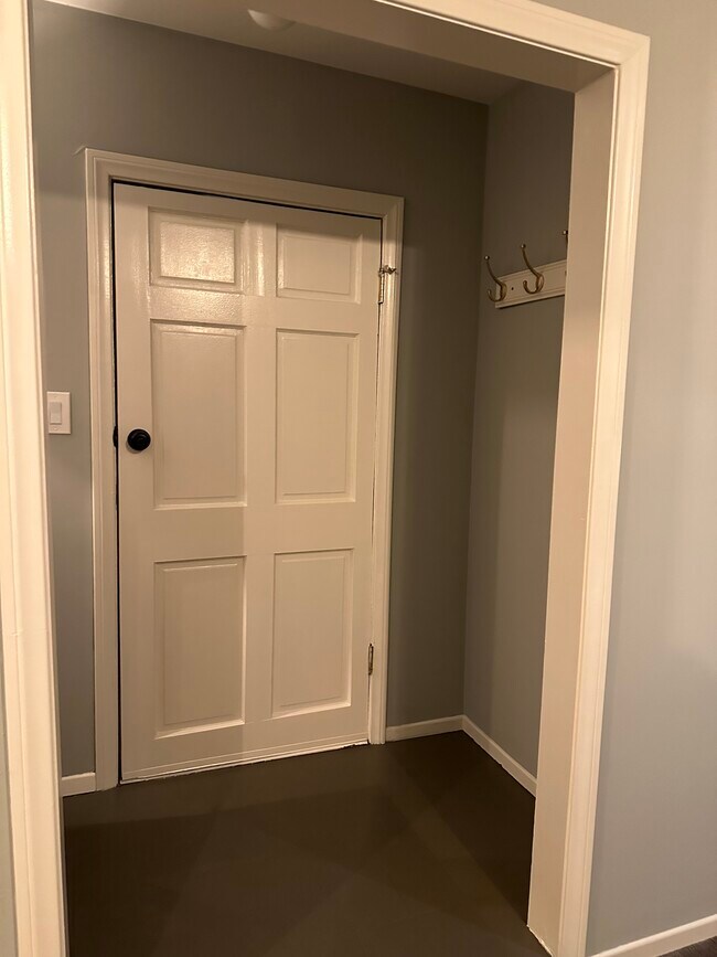 Building Photo - 2026 Holly Hill Ter