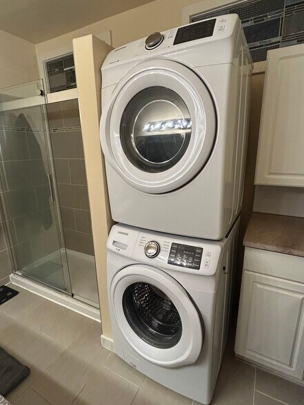 Building Photo - 26 E Walnut St