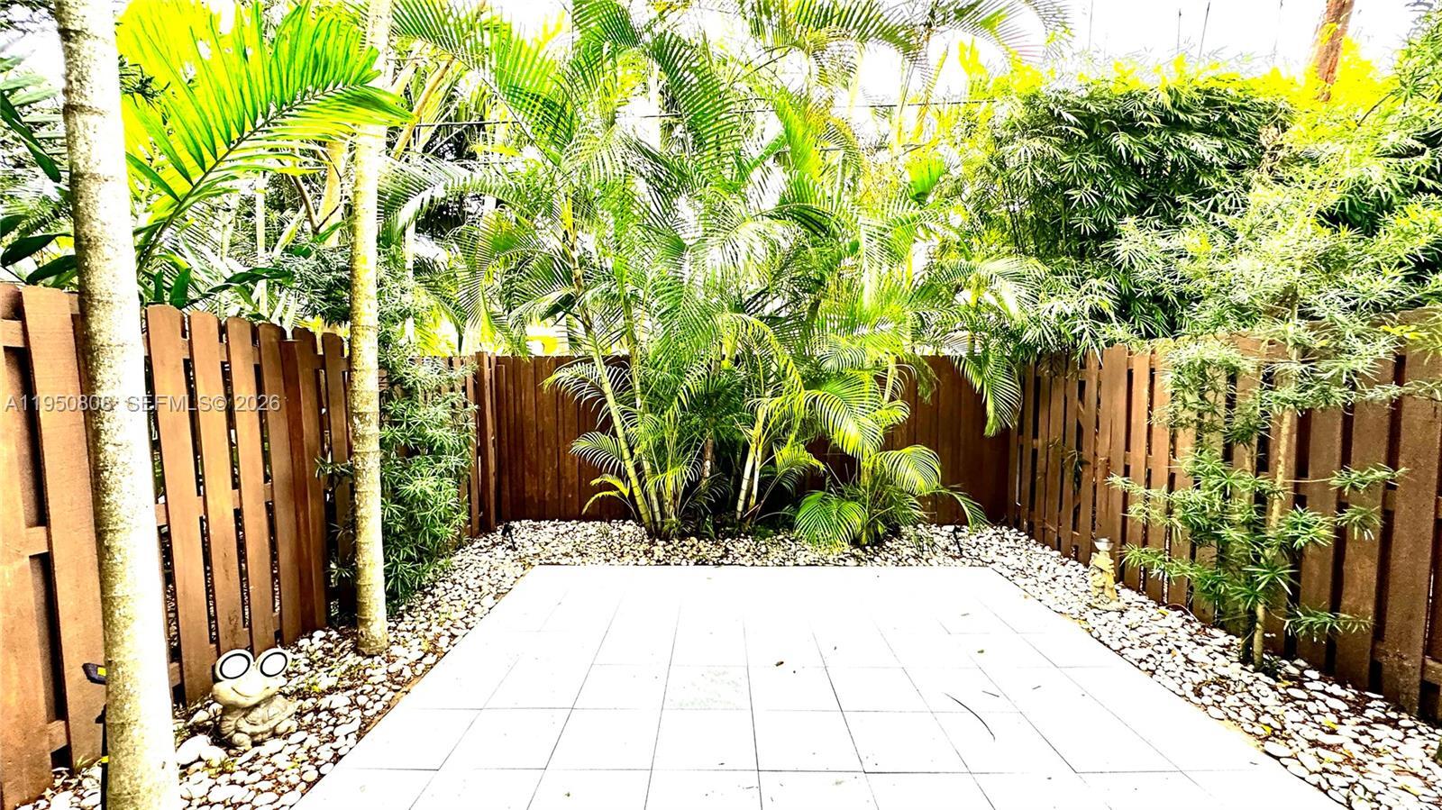 Building Photo - 814 NE 19th Ave